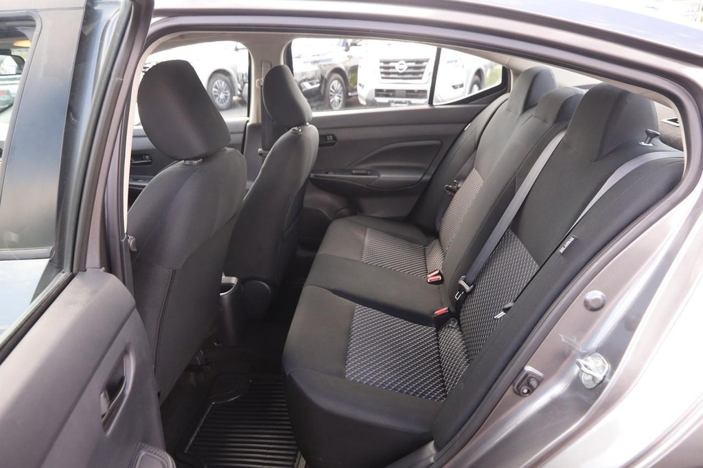 Nissan Versa Vehicle Image 09