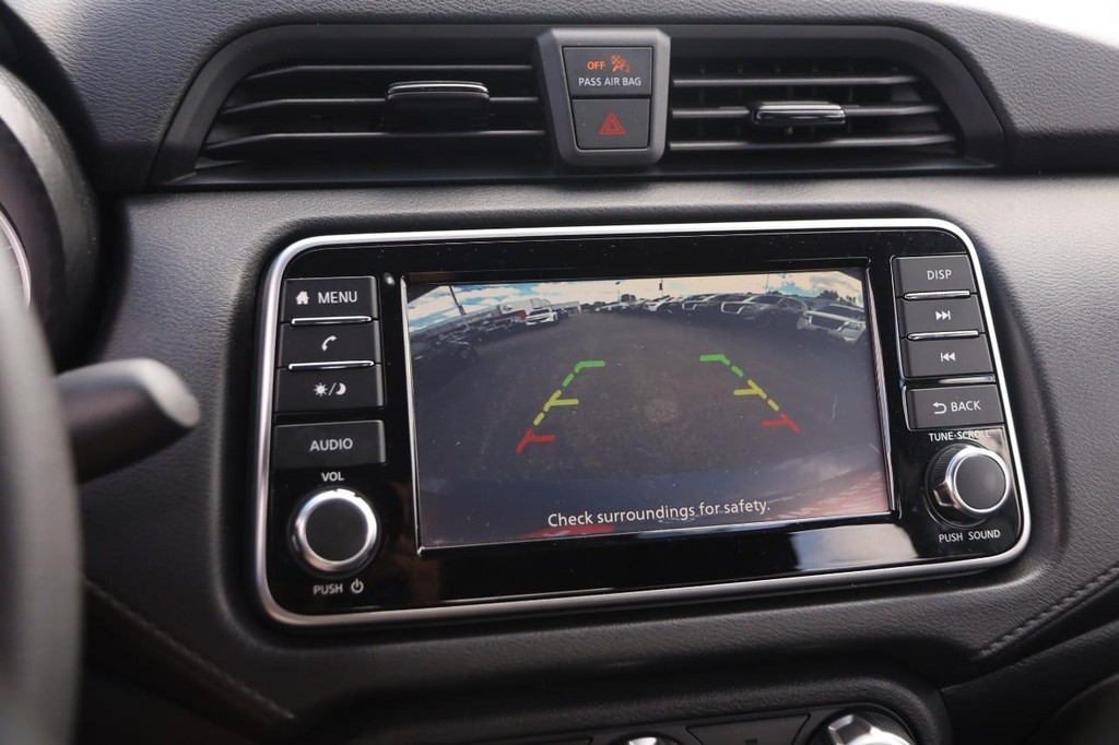 Nissan Versa Vehicle Image 16