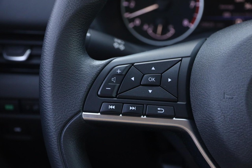 Nissan Sentra Vehicle Image 11