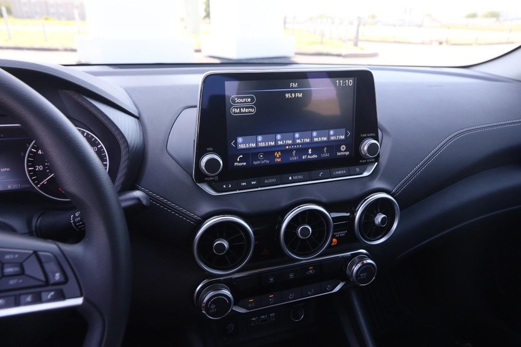 Nissan Sentra Vehicle Image 14