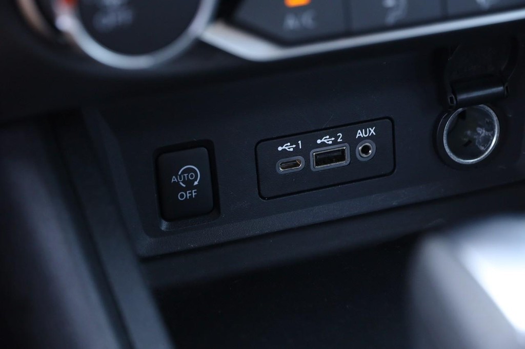 Nissan Sentra Vehicle Image 18