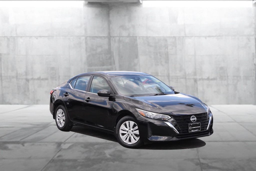 Nissan Sentra Vehicle Image 02