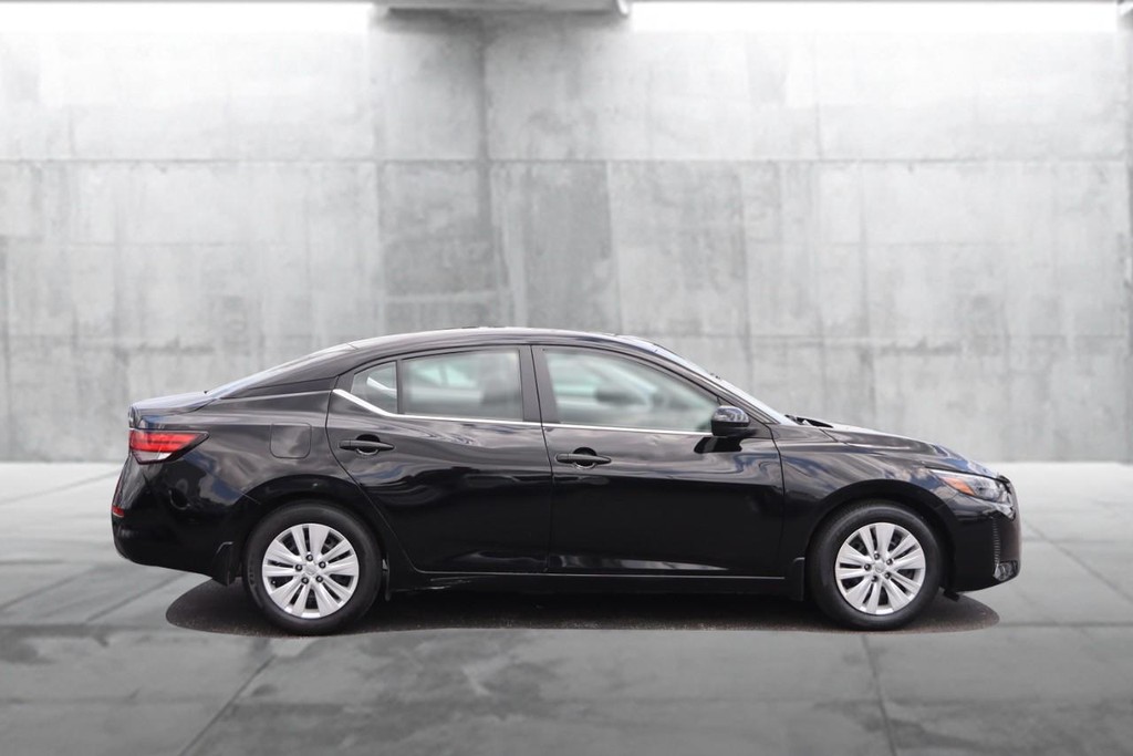 Nissan Sentra Vehicle Image 05