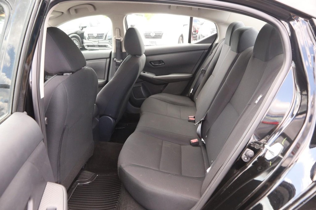 Nissan Sentra Vehicle Image 09