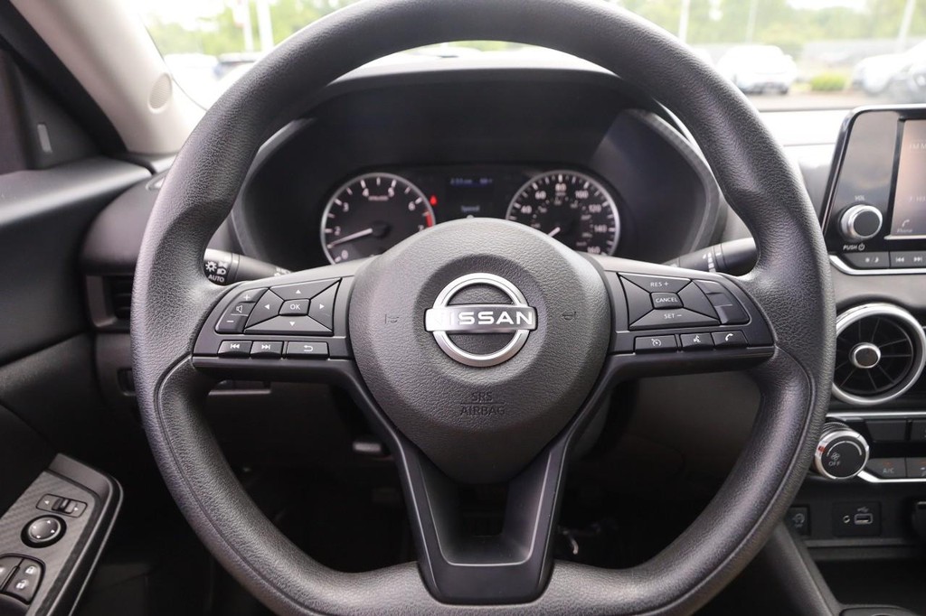 Nissan Sentra Vehicle Image 10
