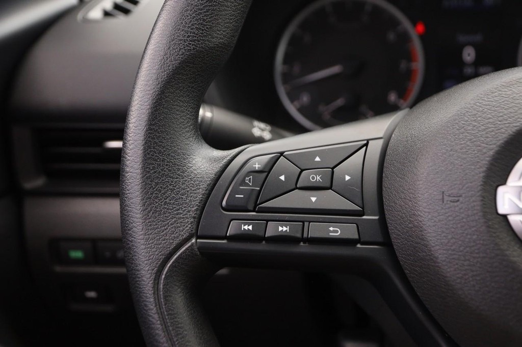 Nissan Sentra Vehicle Image 11