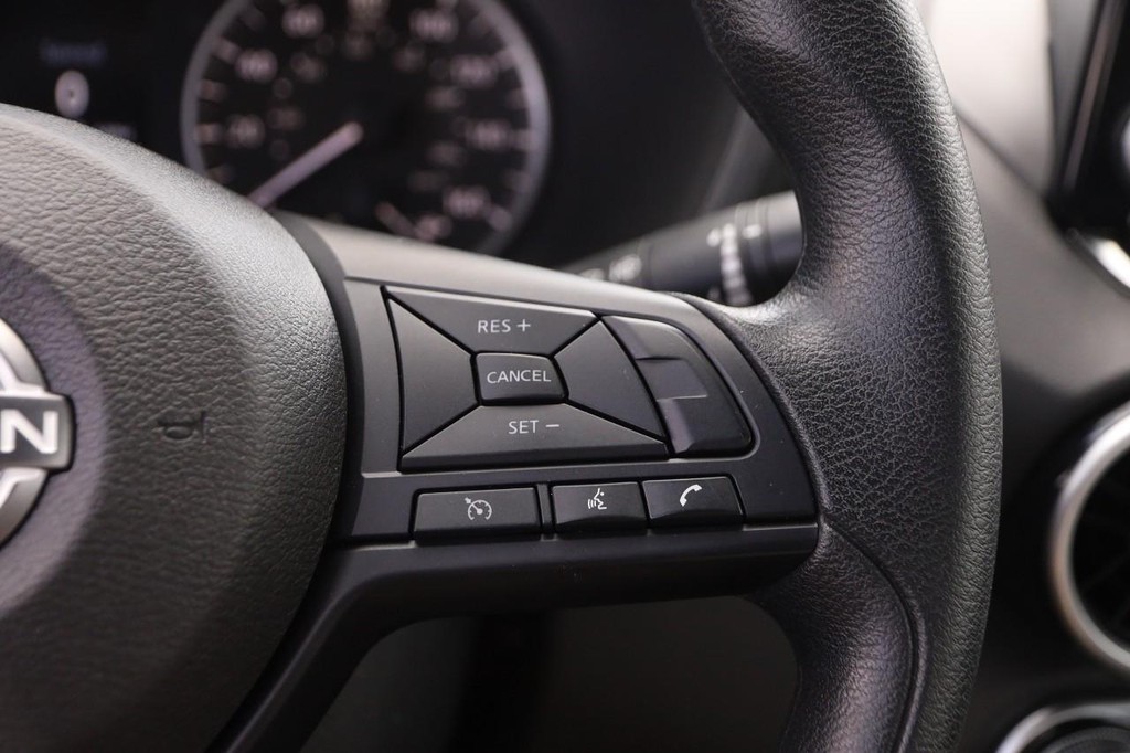 Nissan Sentra Vehicle Image 12
