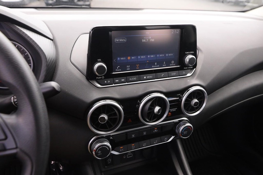 Nissan Sentra Vehicle Image 15