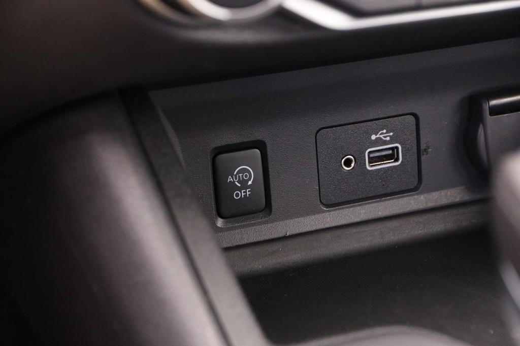Nissan Sentra Vehicle Image 19