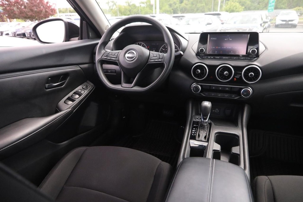 Nissan Sentra Vehicle Image 22
