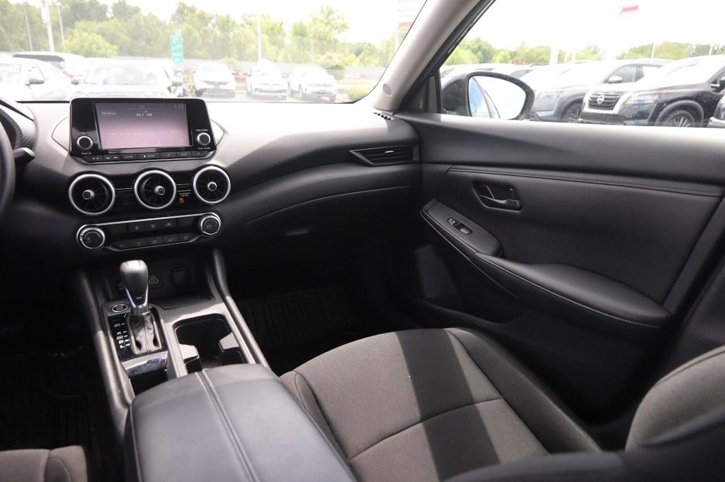Nissan Sentra Vehicle Image 25