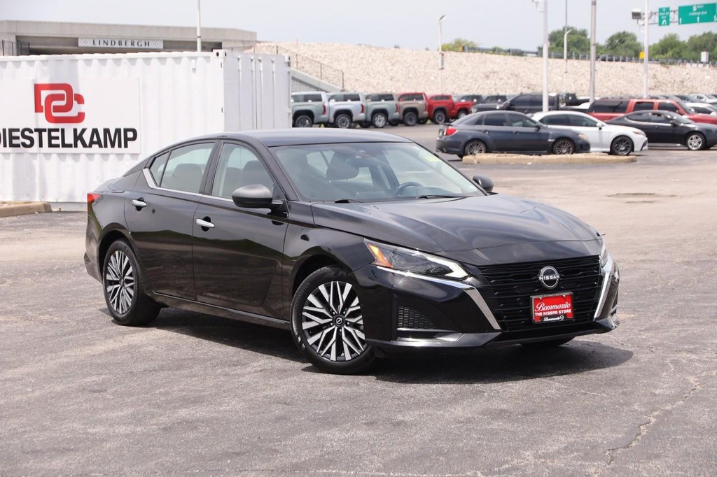 Nissan Altima Vehicle Image 02