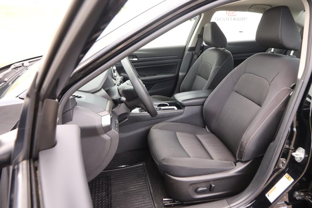 Nissan Altima Vehicle Image 08