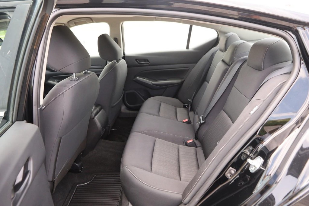 Nissan Altima Vehicle Image 09