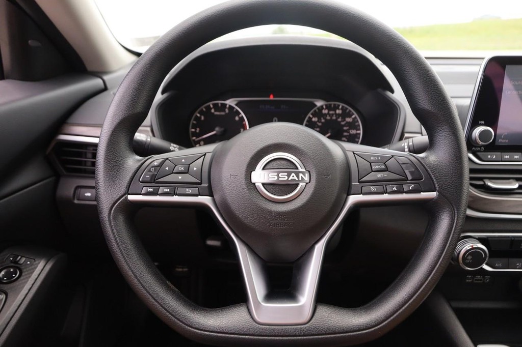 Nissan Altima Vehicle Image 10