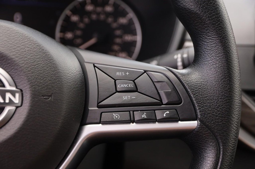 Nissan Altima Vehicle Image 12