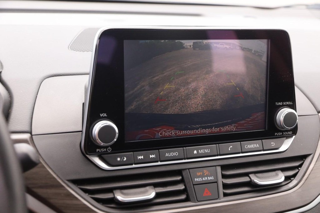 Nissan Altima Vehicle Image 16