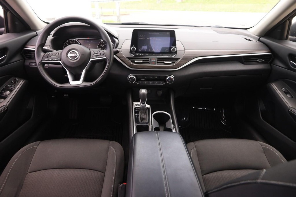 Nissan Altima Vehicle Image 21