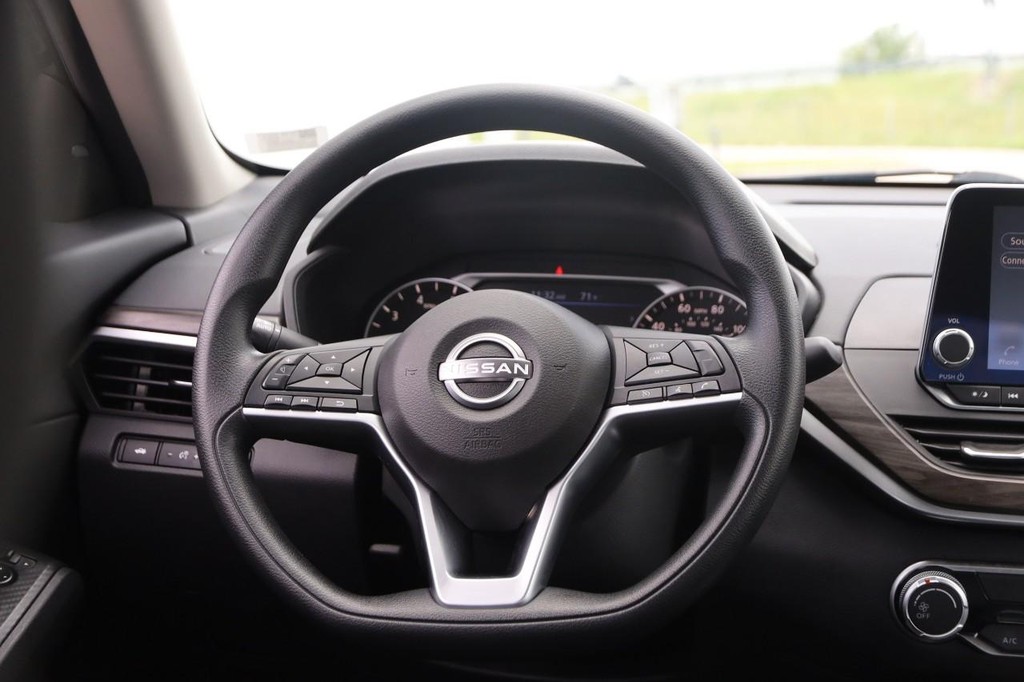Nissan Altima Vehicle Image 23