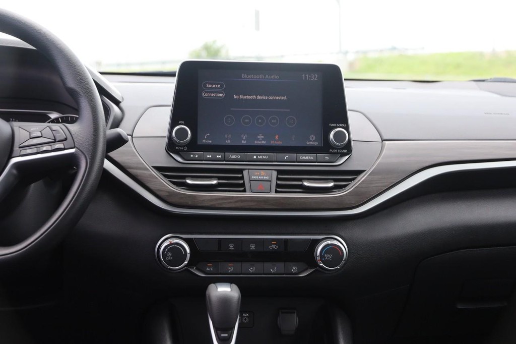 Nissan Altima Vehicle Image 24