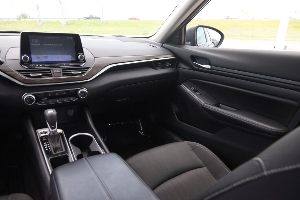 Nissan Altima Vehicle Image 25