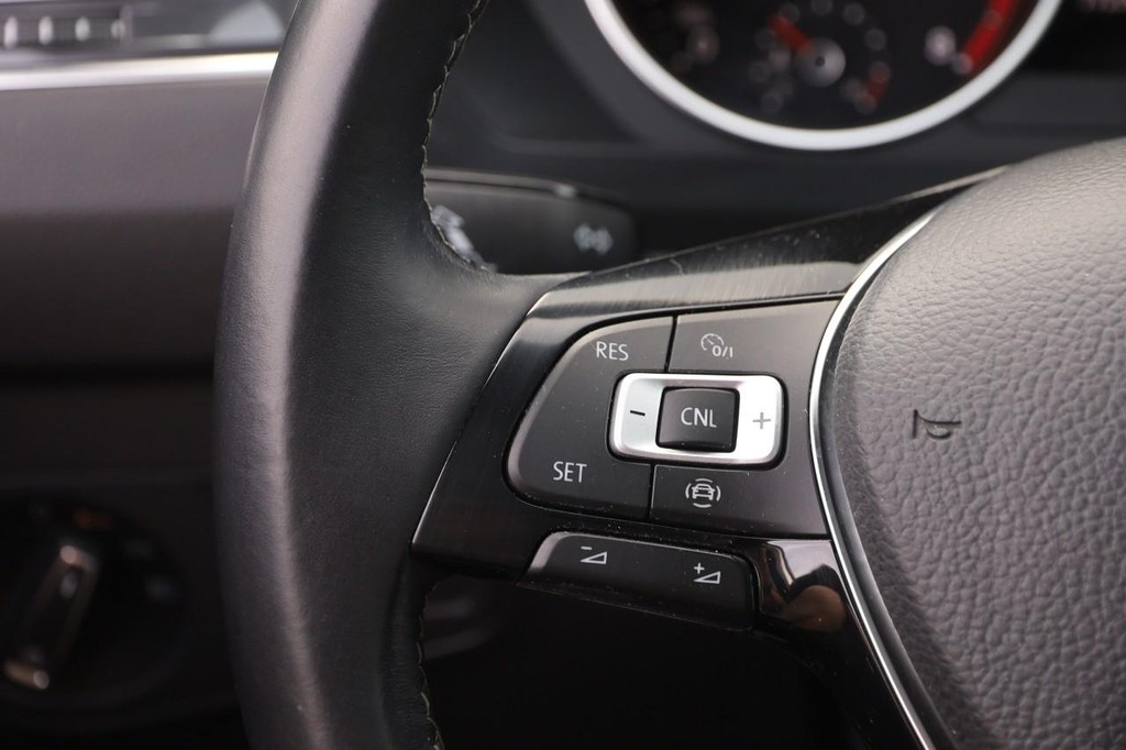 Volkswagen Tiguan Vehicle Image 12