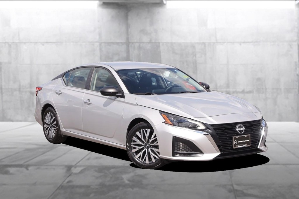 Nissan Altima Vehicle Image 02