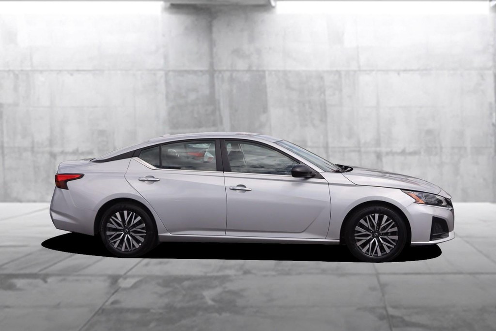 Nissan Altima Vehicle Image 05