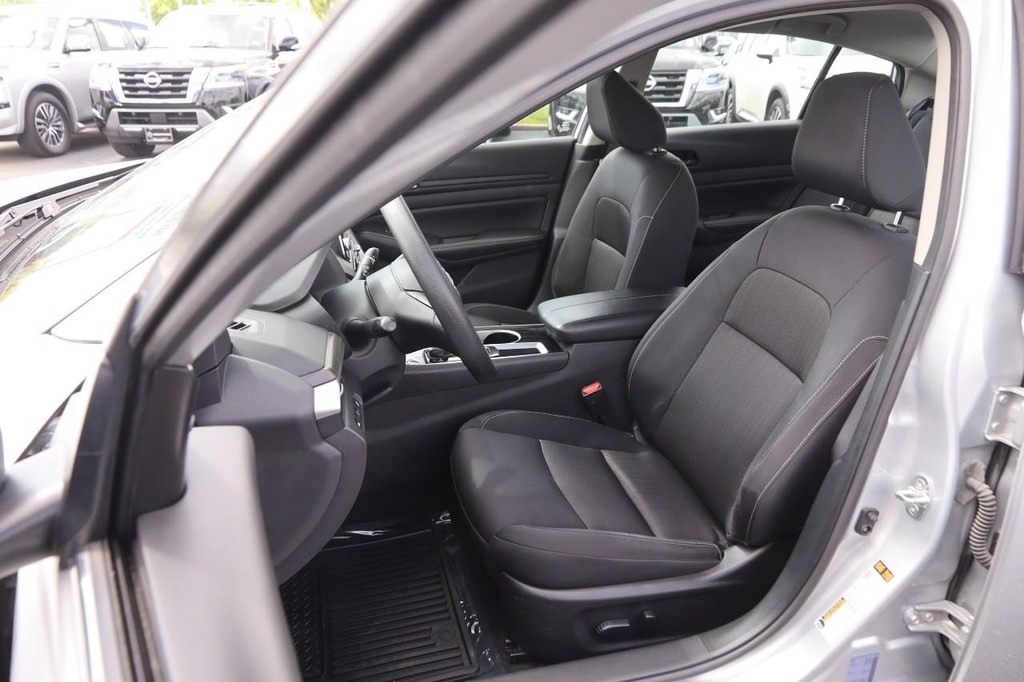 Nissan Altima Vehicle Image 08