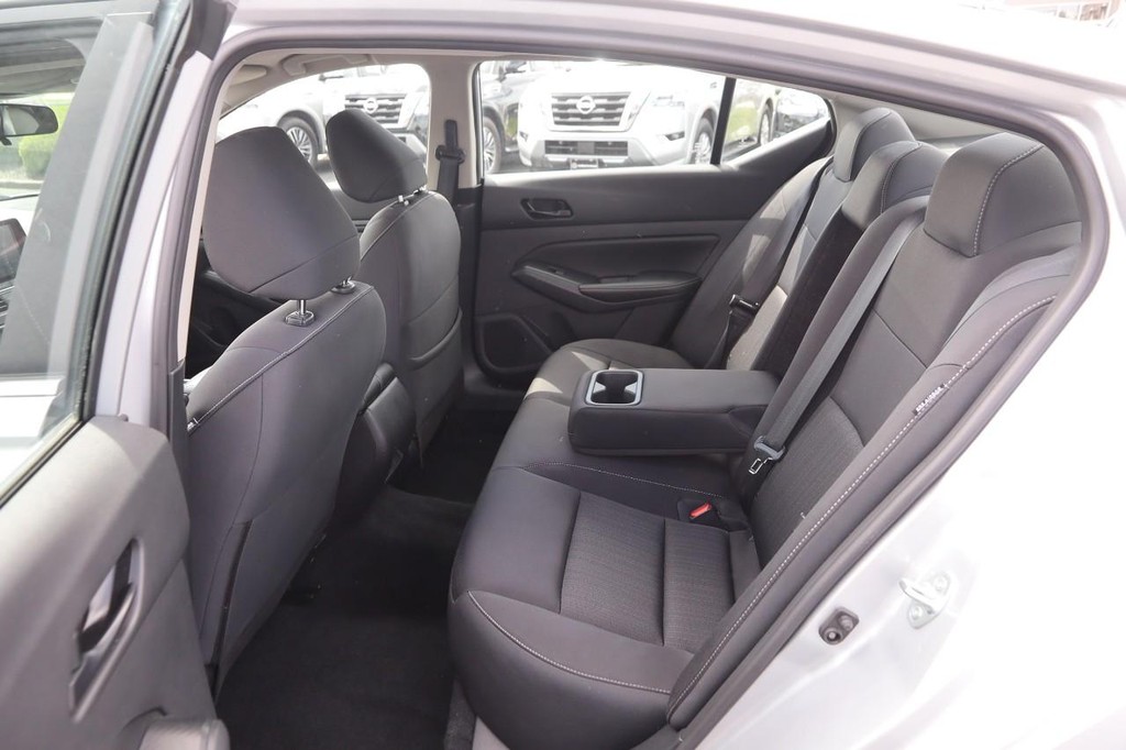 Nissan Altima Vehicle Image 09