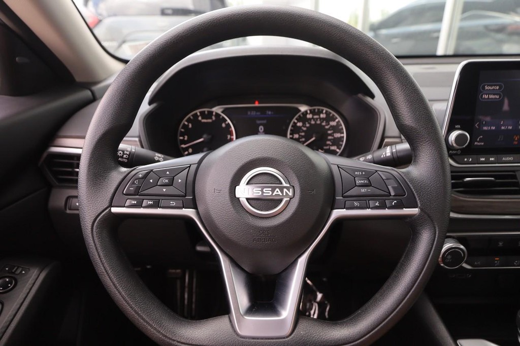 Nissan Altima Vehicle Image 10