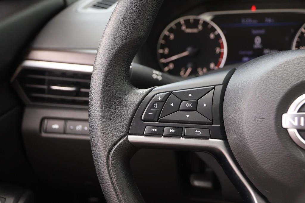 Nissan Altima Vehicle Image 11