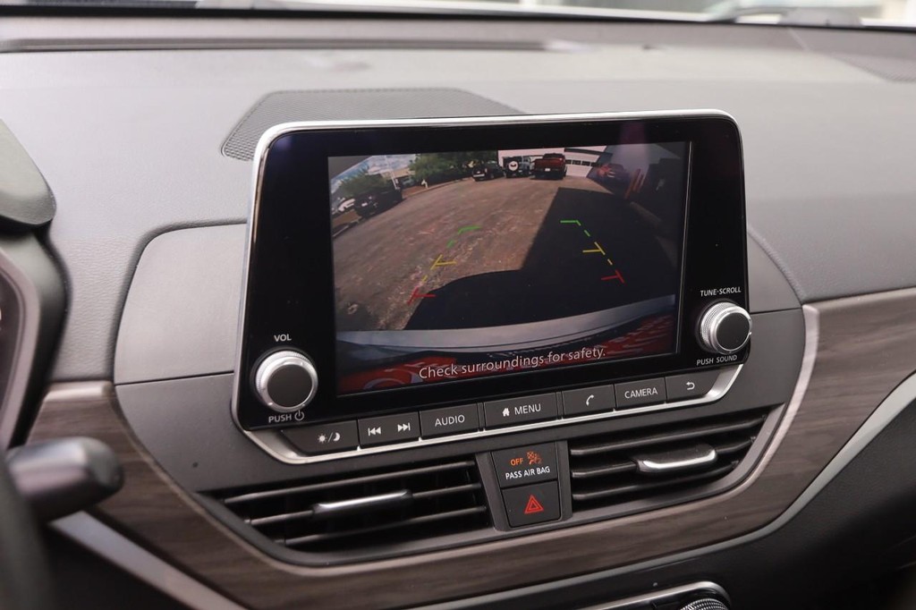 Nissan Altima Vehicle Image 16