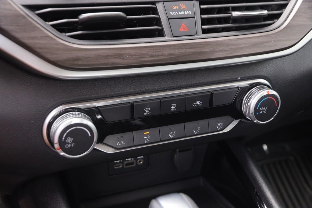 Nissan Altima Vehicle Image 17