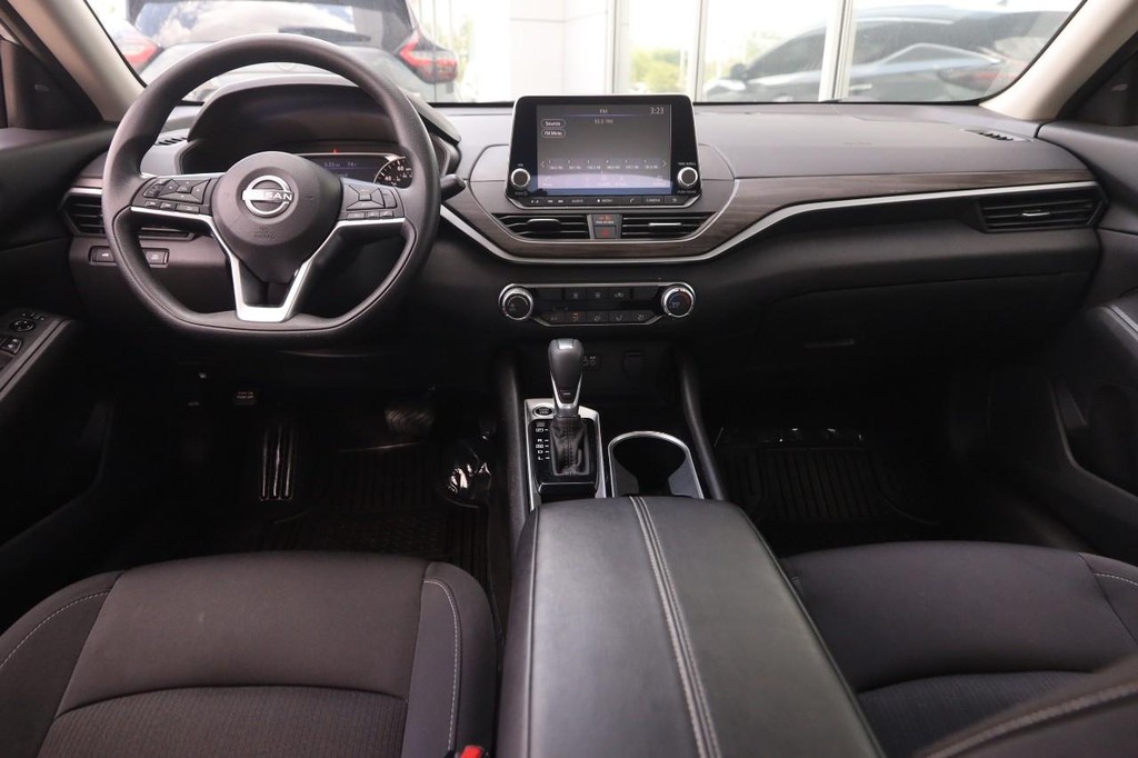 Nissan Altima Vehicle Image 19