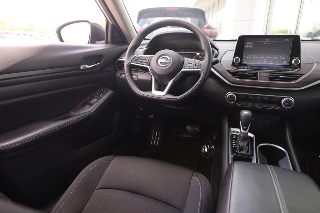 Nissan Altima Vehicle Image 20
