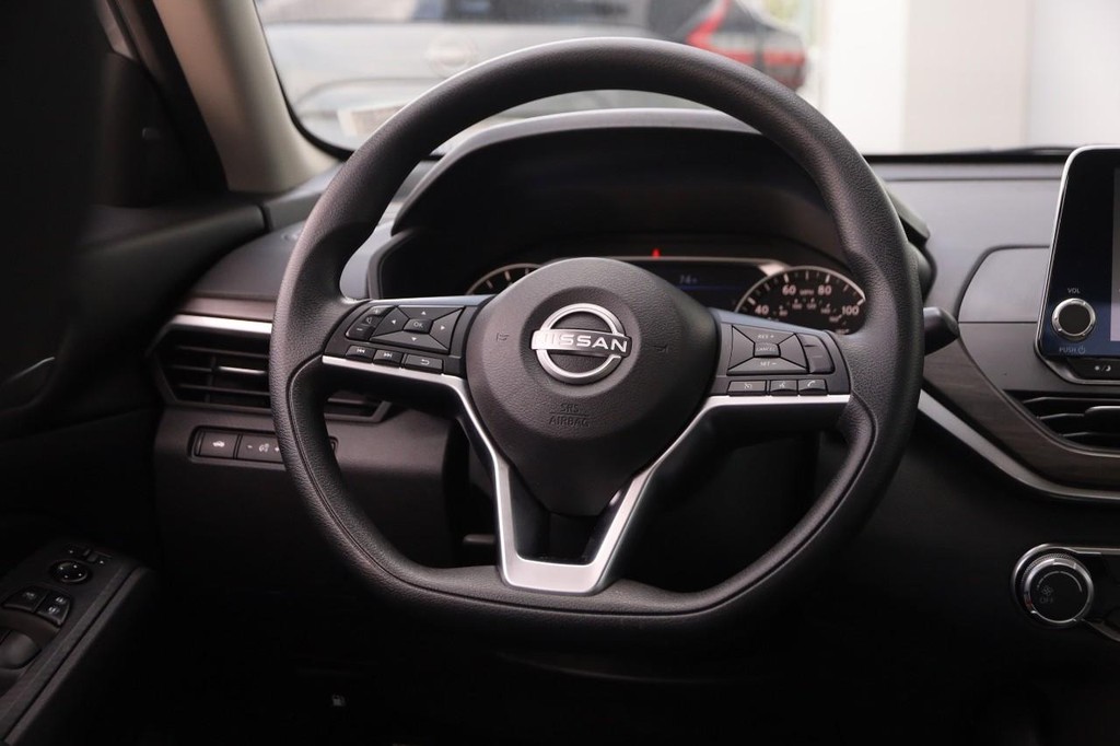 Nissan Altima Vehicle Image 21