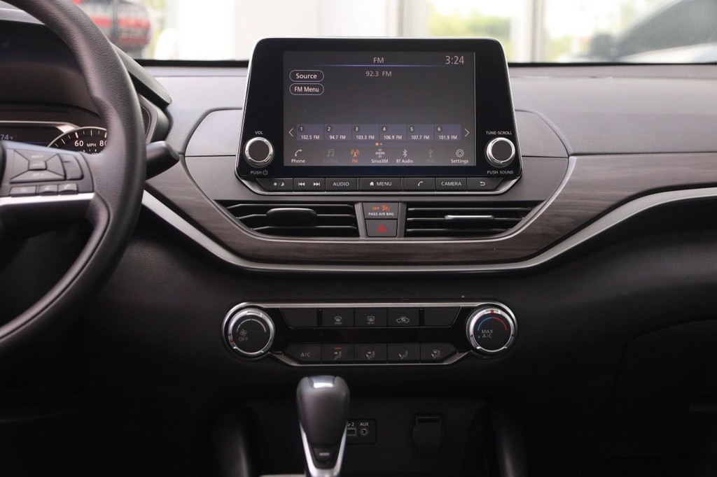 Nissan Altima Vehicle Image 22