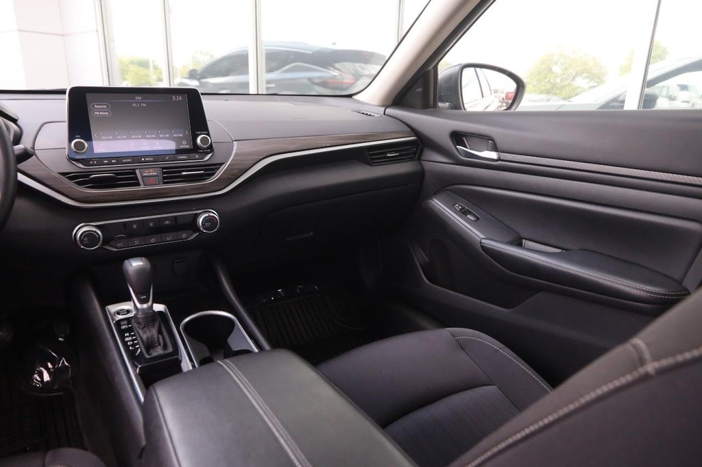 Nissan Altima Vehicle Image 23