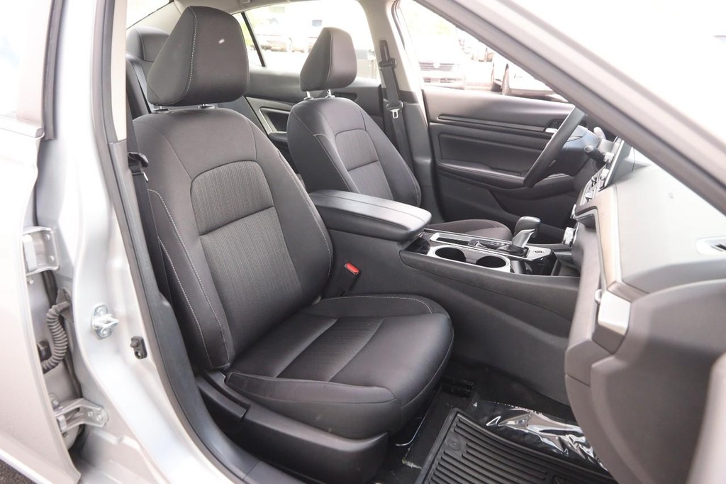 Nissan Altima Vehicle Image 24