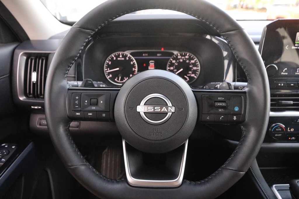 Nissan Pathfinder Vehicle Image 12