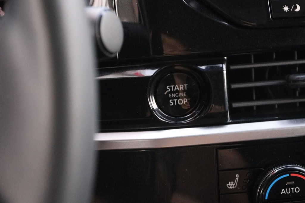 Nissan Pathfinder Vehicle Image 16