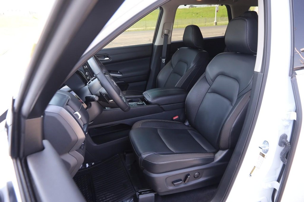 Nissan Pathfinder Vehicle Image 09