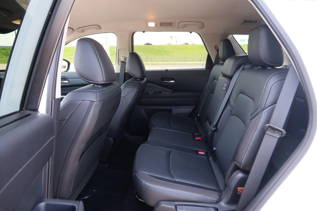 Nissan Pathfinder Vehicle Image 10
