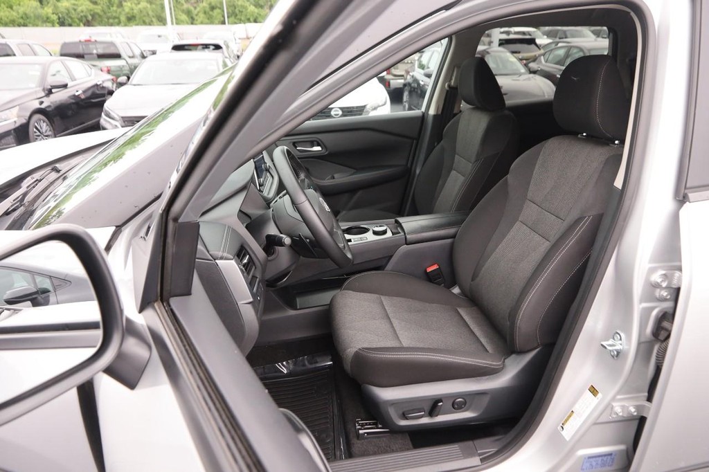 Nissan Rogue Vehicle Image 09