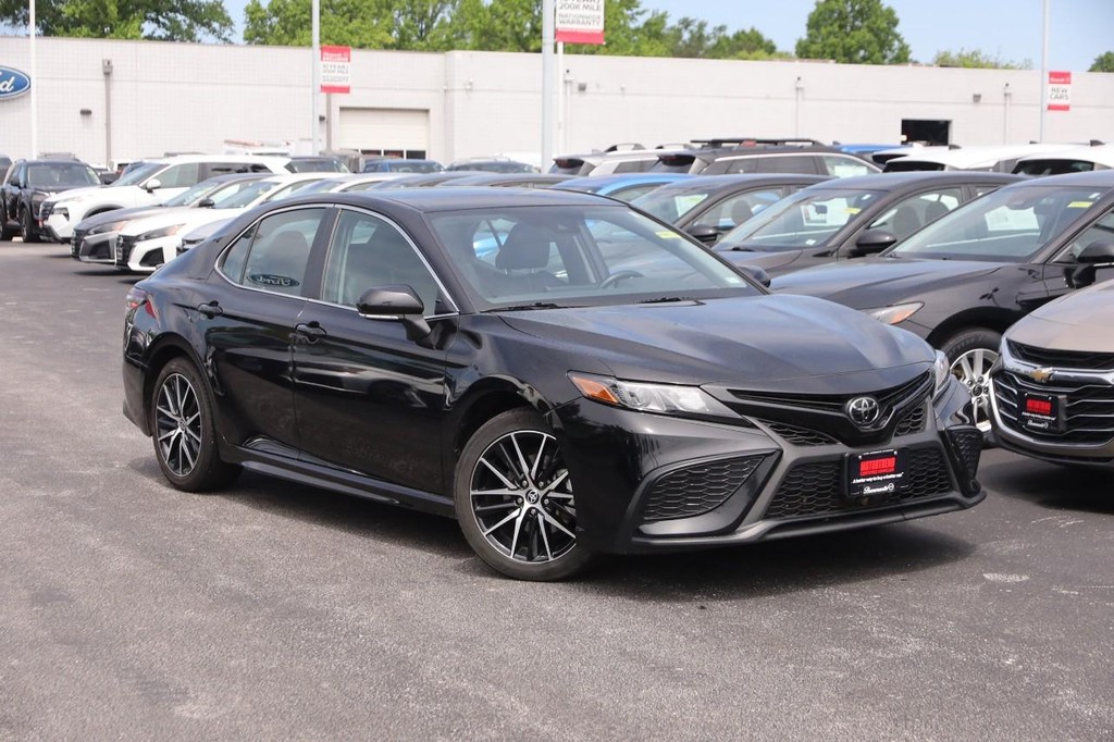 Toyota Camry Vehicle Full-screen Gallery Image 2