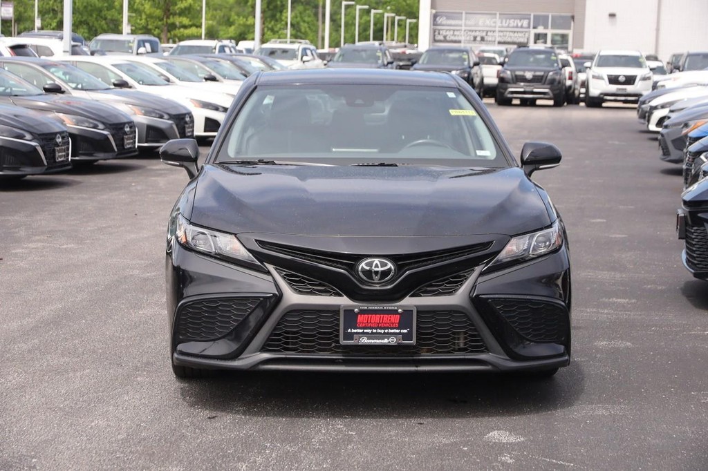 Toyota Camry Vehicle Full-screen Gallery Image 4