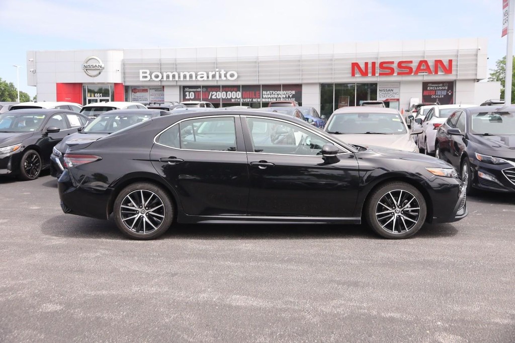 Toyota Camry Vehicle Full-screen Gallery Image 5