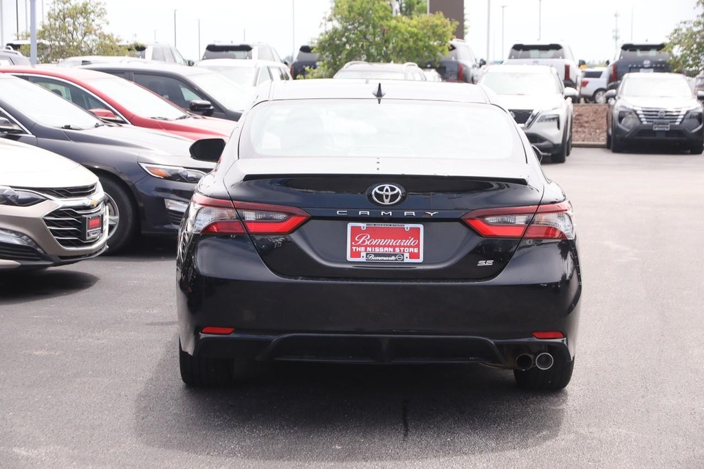Toyota Camry Vehicle Full-screen Gallery Image 6
