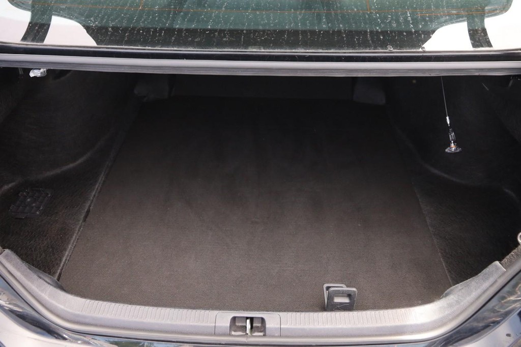 Toyota Camry Vehicle Full-screen Gallery Image 7